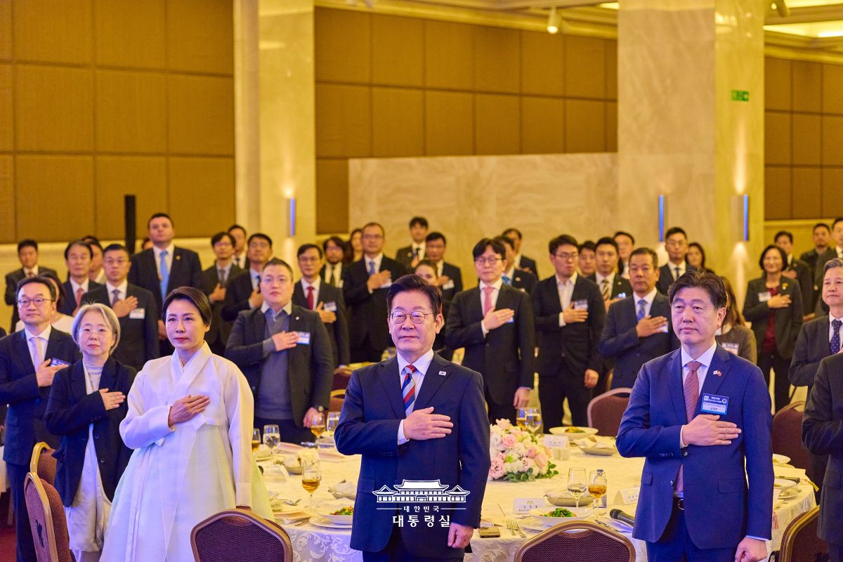 동포 사회의 헌신이 ‘형제의 나라’를 만든 힘입니다 https://www.president.go.kr/president/speeches/ZV8SjJ5U @출처 대통령실 홈페이지 바로가기 ‘형제의 나라’ 튀르키예에서 동포 여러분을 만나 뵙고 인사드리니 오랜만에 가족을 만난 것처럼 반갑고 가슴 따뜻해지는 시간이었습니다. 한국과 튀르키예는 크고 작은 어려움이 있을 때마다 서로의 손을 잡고 함께 비를 맞아왔습니다. 그 상호 연대의 중심에 우리 동포 사회의 헌신이 있습니다. 대한민국의 얼굴이자 외교관으로서, 동포 여러분께서 쌓아온 깊은 우정을 토대로 국방·방산, 원전, 신재생에너지, 문화 교류에 이르기까지 양국 간 협력의 지평은 더욱 넓어질 것입니다. 대한민국은 동포들을 포함해 6,000만 주권자 한 분 한 분의 목소리가 중요한 민주국가입니다. 앞으로도 더 나은 모국의 미래를 위해 적극적인 역할을 해주실 것을 당부드립니다. 조국이 여러분의 든든한 지지자가 되겠습니다.